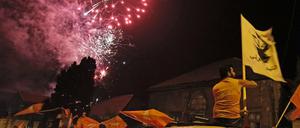 Menschen im libanesischen Batroun feiern das Wahlergebnis ihres Kandidaten.