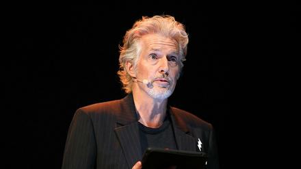 Frank Schätzing, 60, Schriftsteller, in der Hand eine künstliche Intelligenz 