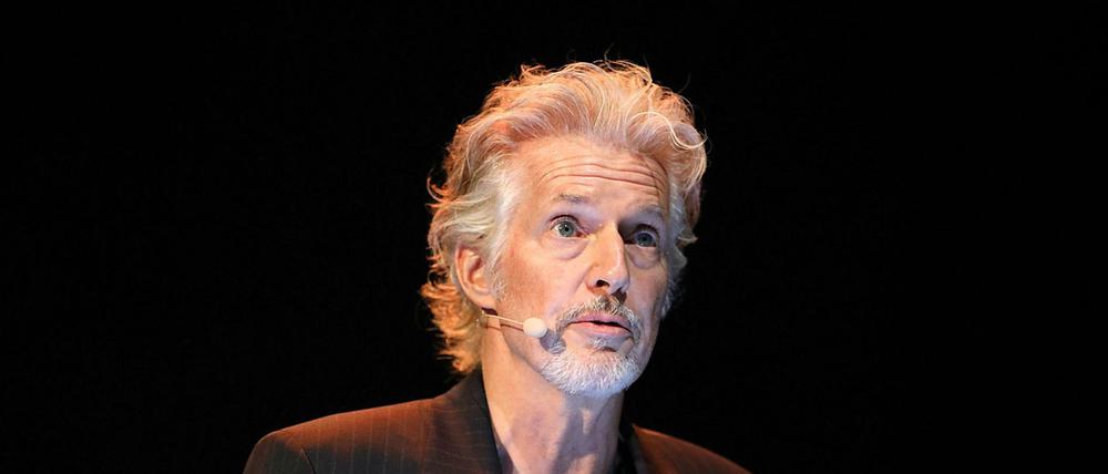 Frank Schätzing, 60, Schriftsteller, in der Hand eine künstliche Intelligenz