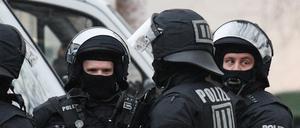 Polizisten bei einer Razzia (Symbolbild).