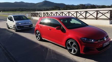 Der Große und der Kleine. Vorne der Golf GTI, dahinter der up! GTI, fotografiert auf dem Circuito Ascarin bei Málaga.