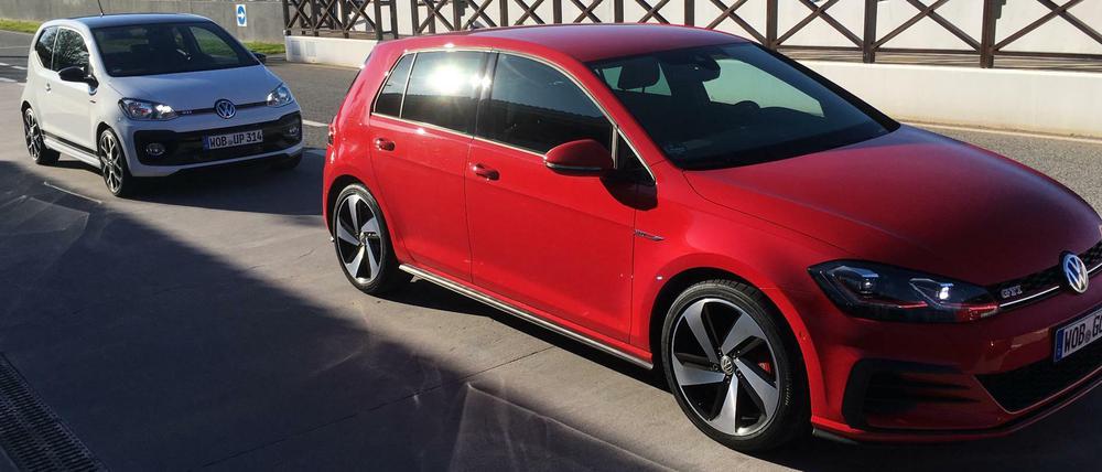 Der Große und der Kleine. Vorne der Golf GTI, dahinter der up! GTI, fotografiert auf dem Circuito Ascarin bei Málaga.