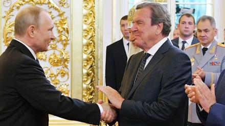 Gerhard Schröder gibt Wladimir Putin, Präsident von Russland, bei dessen Amtseinführung die Hand.