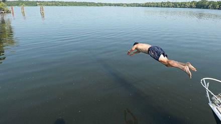 Bei einem Kopfsprung droht Lebensgefahr nicht nur durch geringe Wassertiefe, sondern auch durch geringe Wassertemperatur.