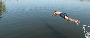 Bei einem Kopfsprung droht Lebensgefahr nicht nur durch geringe Wassertiefe, sondern auch durch geringe Wassertemperatur.