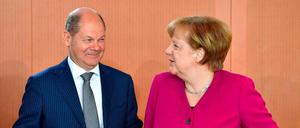 Gute Nachrichten für die Regierung: Finanzminister Olaf Scholz (SPD) mit Kanzlerin Angela Merkel (CDU)