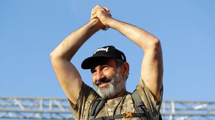 Nikol Paschinjan jubelt bei einer Ansprache zu den Demonstranten auf dem Platz der Republik in Armenien. 