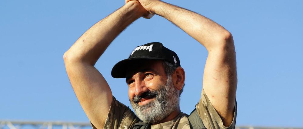 Nikol Paschinjan jubelt bei einer Ansprache zu den Demonstranten auf dem Platz der Republik in Armenien. 