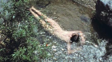 Den Elementen ausgesetzt. Szene aus Ana Mendietas Super-8-Film „Creek“ von 1974. 
