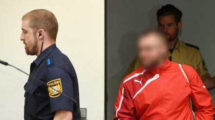 Der Angeklagte André E. betritt den Verhandlungssaal im Oberlandesgericht München im NSU-Prozess.