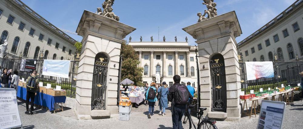 Passanten vor dem Hauptgebäude der Humboldt-Universität.