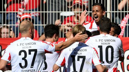 Spieler des 1. FC Union Berlin beim Torjubel.