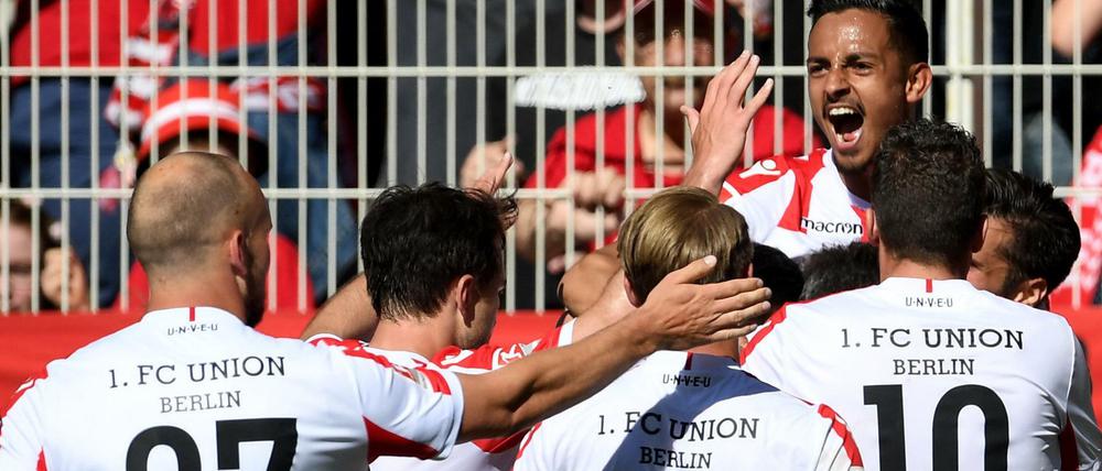 Spieler des 1. FC Union Berlin beim Torjubel.