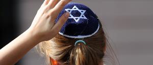 In liberaleren Glaubensrichtungen können auch Frauen eine Kippa tragen.