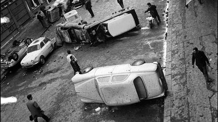 Ein Bild der Verwüstung im Studentenviertel von Paris nach den Unruhen vom 10. und 11. Mai 1968.