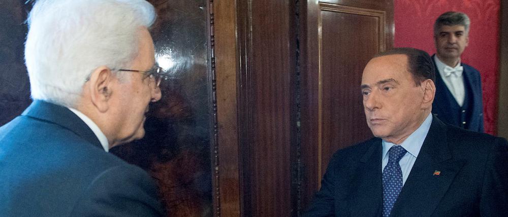 Altpremier in Schwierigkeiten: Weil Staatspräsident Mattarella (links) eine "Experten"-Regierung berufen will, gerät Silvio Berlusconi (rechts) im Rechtsbündnis unter Druck.