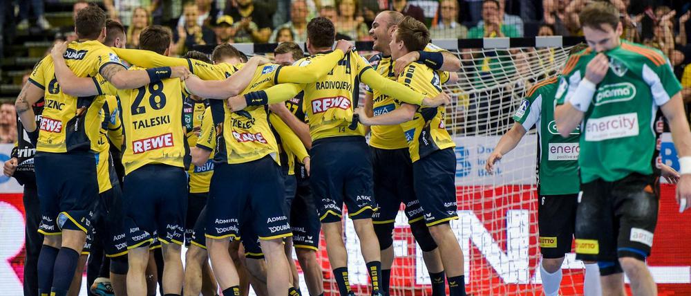 Freudentänzer. Die Rhein-Neckar Löwen nach ihrem Pokalsieg gegen Hannover-Burgdorf.