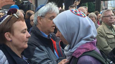 Frau mit Kopftuch und Kippa: Auch das gab's beim Solidaritäts-"Kippa-Walk" in Berlin mit der Jüdischen Gemeinde zu Berlin. 