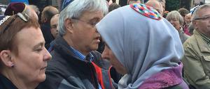 Frau mit Kopftuch und Kippa: Auch das gab's beim Solidaritäts-"Kippa-Walk" in Berlin mit der Jüdischen Gemeinde zu Berlin. 