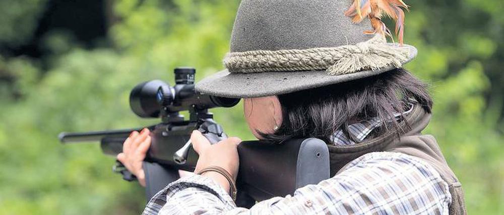 Die Stille vor dem Schuss. Waffen- und Trophäenkult spielen für Jägerinnen nicht die Hauptrolle.