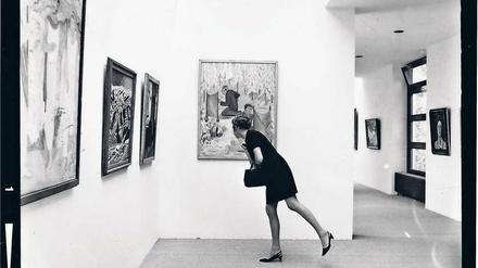 Was hängt denn da? Ingeborg Lommatzsch’ Fotografien von der Ersteinrichtung des Brücke-Museums im Jahr 1967.