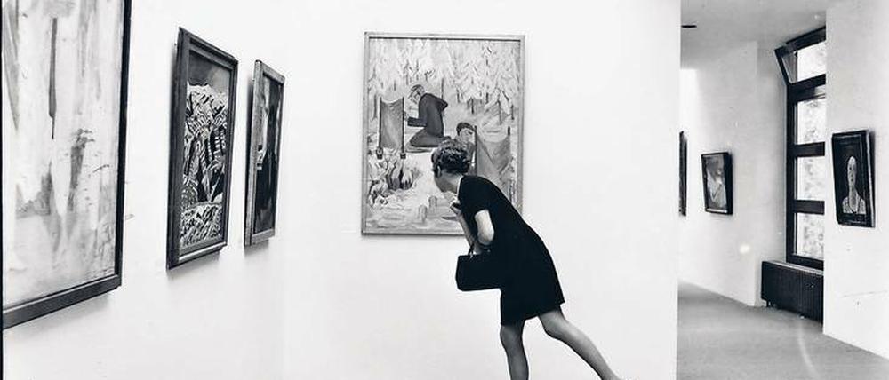 Was hängt denn da? Ingeborg Lommatzsch’ Fotografien von der Ersteinrichtung des Brücke-Museums im Jahr 1967.