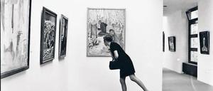 Was hängt denn da? Ingeborg Lommatzsch’ Fotografien von der Ersteinrichtung des Brücke-Museums im Jahr 1967.