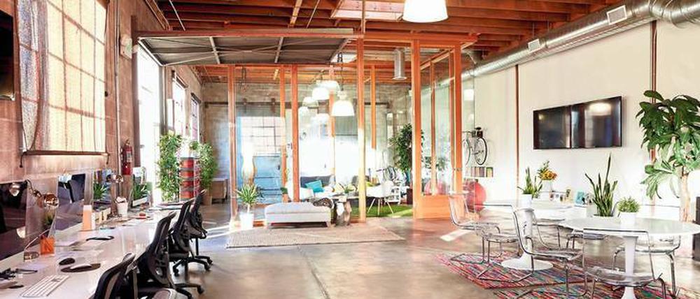 Groß und hell sollen moderne Arbeitsorte sein und mehr an ein Wohnzimmer erinnern als an ein Großraumbüro.
