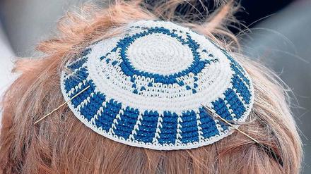 Erkennungszeichen. Die Kippa wird von jüdischen Männern getragen.