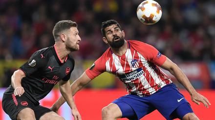 Da macht er große Augen. Madrids Diego Costa im Zweikampf mit dem deutschen Nationalspieler Shkodran Mustafi. Am Ende setzten sich die ... und zogen ins Finale der Europa League ein.
