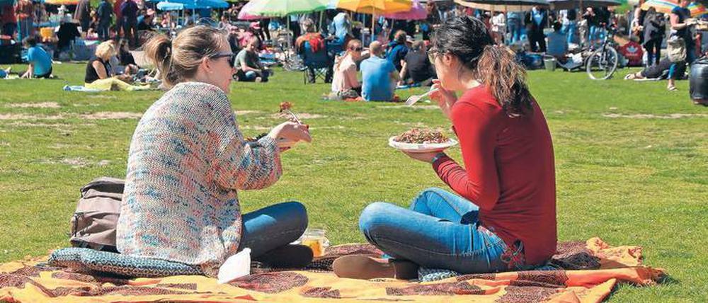 Draußen essen macht Spaß, aber das Einweggeschirr bereitet viele Probleme.