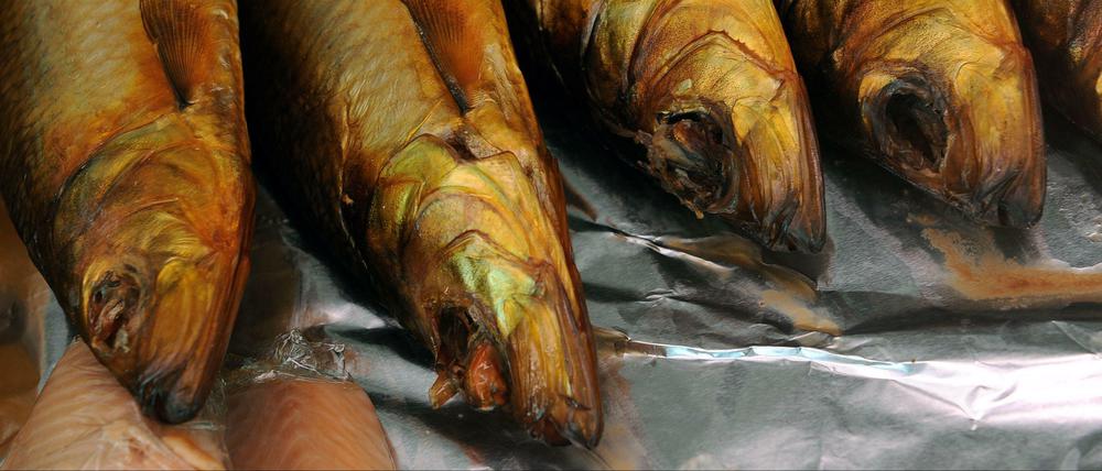 Bücklinge in einem Fischgeschäft - begehrte Fisch- und Räucherware vor 50 Jahren.