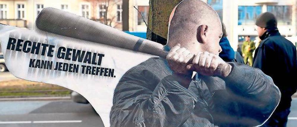 Bei diesem Skinhead handelt es sich nur um einen Werbeaufsteller.