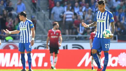 Ratlos. Karim Rekik (l.) und Davie Selke bei Herthas 0:3 in Hannover.