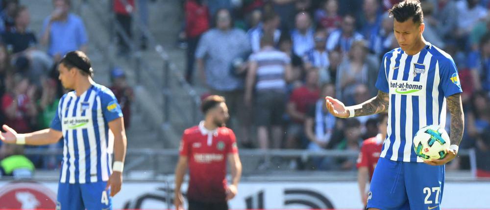 Ratlos. Karim Rekik (l.) und Davie Selke bei Herthas 0:3 in Hannover.