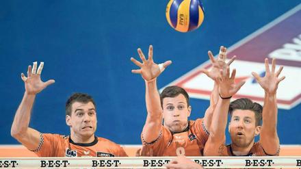Die Berliner Pierre Pujol (l.), Graham Vigrass und Adam White gaben im vierten Finale alles.