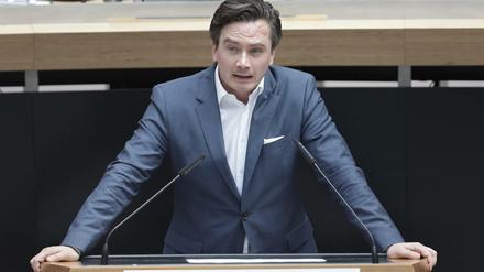 FDP-Mann Marcel Luthe am Rednerpult im Plenum.