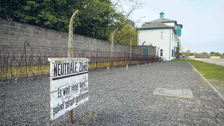 Die Gedenkstätte Sachsenhausen ist nur 15 Kilometer von der nördlichen Stadtgrenze Berlins entfernt. Sie erinnert an das gleichnamige KZ, das eine Sonderrolle für die Nationalsozialisten hatte.