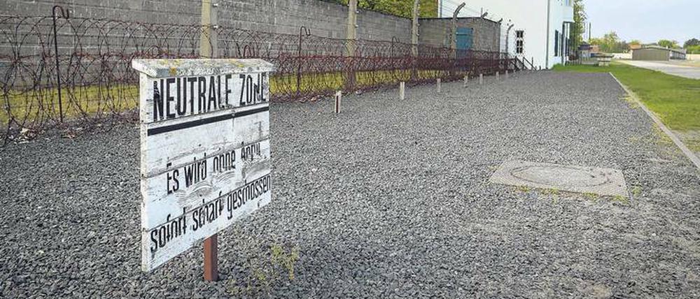 Die Gedenkstätte Sachsenhausen ist nur 15 Kilometer von der nördlichen Stadtgrenze Berlins entfernt. Sie erinnert an das gleichnamige KZ, das eine Sonderrolle für die Nationalsozialisten hatte.