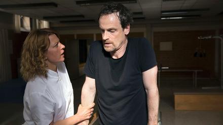 "Weissensee":  Petra Zeiler (Jördis Triebel) ist beeindruckt vom Kampfgeist ihres Patienten Falk (Jörg Hartmann).
