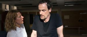 "Weissensee":  Petra Zeiler (Jördis Triebel) ist beeindruckt vom Kampfgeist ihres Patienten Falk (Jörg Hartmann).