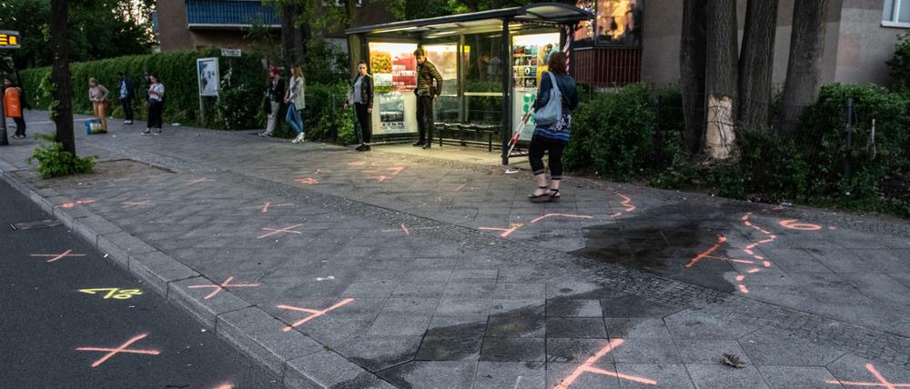 Unfall in Berlin-Tegel: Markierungen von Unfallermittlern der Polizei