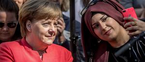 Selfie-Moment. Bundeskanzlerin Angela Merkel steht vor dem Beginn einer Diskussionsrunde zwischen Schülern der Jane-Addams-Schule.