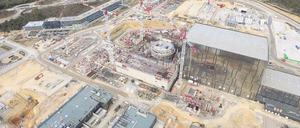 Schmelztiegel. Hier könnte zusammenkommen, was eigentlich gar nicht zusammengehört. Der Reaktor Iter im französischen Cadarache ist bislang nur eine der teuersten Baustellen der Welt. Doch in wenigen Jahren sollen hier bei 200 Millionen Grad Celsius Atomkerne verschmolzen und große Mengen Energie frei werden.