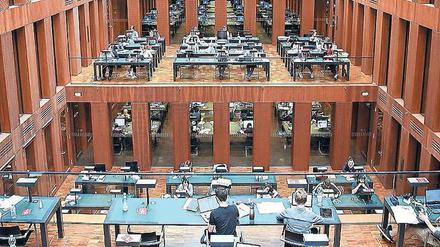 Wissenstempel. Der Trend geht weg von Institutionen (hier die HU-Bibliothek), hin zu dezentralen Gruppen. Wikipedians ist ihre Wissensarbeit oft gar nicht bewusst. 
