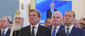 Altkanzler Gerhard Schröder bei Putins Amtseinführung neben Ministerpräsident Dmitri Medwedew 