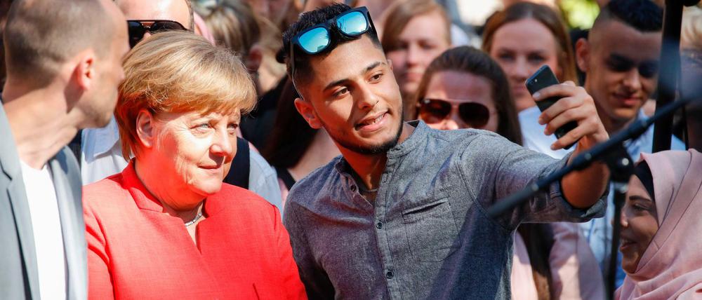 Angela Merkel mit Schülern und Studenten in Berlin. 