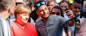 Angela Merkel mit Schülern und Studenten in Berlin. 