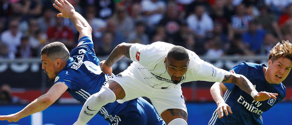 Munteres Gerangel. Der Frankfurter Kevin-Prince Boateng (Mitte) zwischen den Hamburgern Kyriakos Papadopoulos und Albin Ekdal.