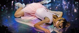 Frau am Boden. Dagna Litzenberger als Kassandra.